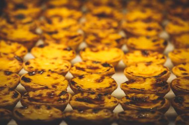 Geleneksel Portekiz yumurta ekşi suratlı kek, tatlı Pasteis de nata kafe üzerinde farklı Portekizce pasta ile saklamak pencere, pastel de nat