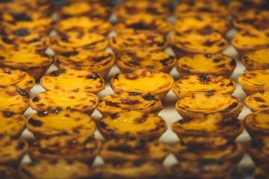 Geleneksel Portekiz yumurta ekşi suratlı kek, tatlı Pasteis de nata kafe üzerinde farklı Portekizce pasta ile saklamak pencere, pastel de nat