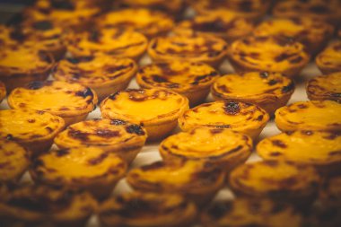 Geleneksel Portekiz yumurta ekşi suratlı kek, tatlı Pasteis de nata kafe üzerinde farklı Portekizce pasta ile saklamak pencere, pastel de nat