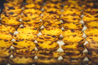 Geleneksel Portekiz yumurta ekşi suratlı kek, tatlı Pasteis de nata kafe üzerinde farklı Portekizce pasta ile saklamak pencere, pastel de nat