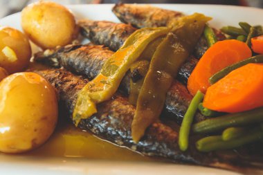 Portekizce geleneksel Close-up sardalye sardinas patates ve sebzeler, Lizbon, Potruga ile bir tabak ızgara