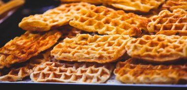 Stroopwafel, stroop wafel, olarak da bilinen şurubu gözleme, Hollanda, sayaç farklı şeker tatlılar, tatlı lezzetli şeker tatlı çeşitli Amsterdam'ın ünlü Hollandalı Aperatif biridir  