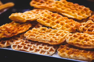 Stroopwafel, stroop wafel, olarak da bilinen şurubu gözleme, Hollanda, sayaç farklı şeker tatlılar, tatlı lezzetli şeker tatlı çeşitli Amsterdam'ın ünlü Hollandalı Aperatif biridir  