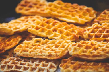Stroopwafel, stroop wafel, olarak da bilinen şurubu gözleme, Hollanda, sayaç farklı şeker tatlılar, tatlı lezzetli şeker tatlı çeşitli Amsterdam'ın ünlü Hollandalı Aperatif biridir  