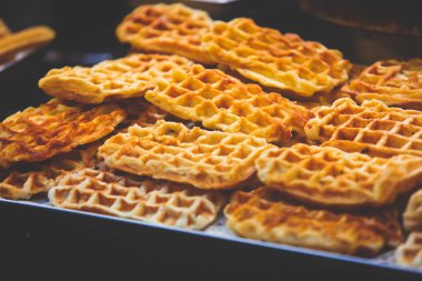 Stroopwafel, stroop wafel, olarak da bilinen şurubu gözleme, Hollanda, sayaç farklı şeker tatlılar, tatlı lezzetli şeker tatlı çeşitli Amsterdam'ın ünlü Hollandalı Aperatif biridir  