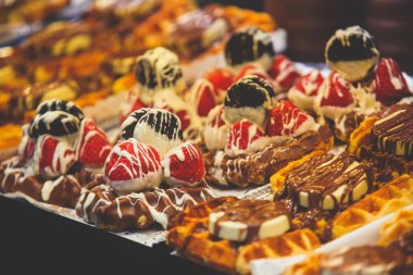 Stroopwafel, stroop wafel, olarak da bilinen şurubu gözleme, Hollanda, sayaç farklı şeker tatlılar, tatlı lezzetli şeker tatlı çeşitli Amsterdam'ın ünlü Hollandalı Aperatif biridir  