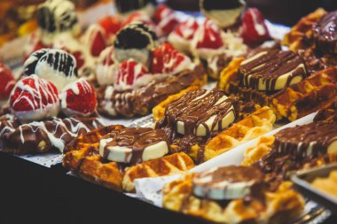 Stroopwafel, stroop wafel, olarak da bilinen şurubu gözleme, Hollanda, sayaç farklı şeker tatlılar, tatlı lezzetli şeker tatlı çeşitli Amsterdam'ın ünlü Hollandalı Aperatif biridir  