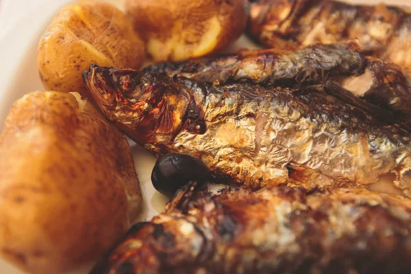 Primer Plano Las Sardinas Parrilla Tradicionales Portuguesas Plato Con Patatas —  Fotos de Stock