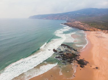 Praia görünümünü do Guincho, Guincho beach, popüler Atlantik Okyanusu plaj Portekiz'in Estoril kıyısında, Cascais, Belediyesi ile dalgaların sörf sörfçü dron vurdu