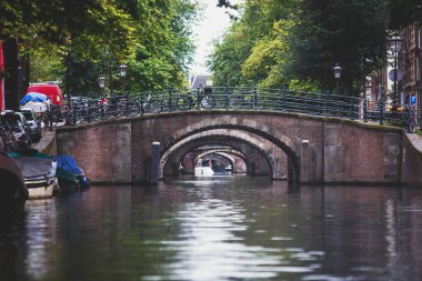 Şehir görünümünü Amsterdam kanalları ile Köprü ve bisikletler, Hollanda