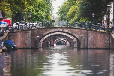 Şehir görünümünü Amsterdam kanalları ile Köprü ve bisikletler, Hollanda