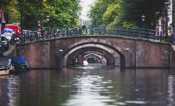 Výhledem Amsterdam Kanálů Mosty Jízdní Kola Holandsko — Stock fotografie