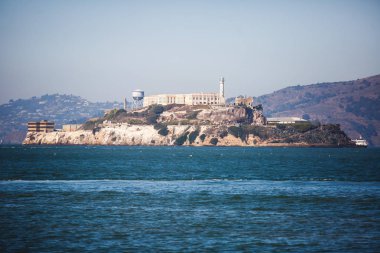 Alcatraz Adası manzarası ile ünlü San Francisco Bay Area, California, Amerika Birleşik Devletleri, güneşli yaz da hapiste