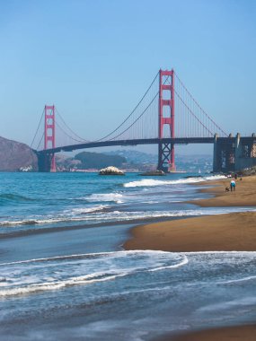 Klasik manzarasına güzel yaz güneşli gün ile mavi gök, San Francisco, California, Baker Sahili görülen ünlü Golden Gate Köprüsü bizi