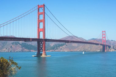 Klasik manzarasına güzel yaz güneşli gün ile mavi gök, San Francisco, California, Baker Sahili görülen ünlü Golden Gate Köprüsü bizi
