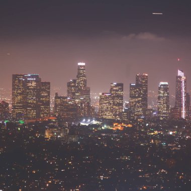Los Angeles, Kaliforniya, ABD, güzel süper geniş açı gece hava görünümünü şehir bölge, dağlar ve Griffith Park gözlem gözlem güverteden görülen şehir ötesinde