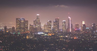 Los Angeles, Kaliforniya, ABD, güzel süper geniş açı gece hava görünümünü şehir bölge, dağlar ve Griffith Park gözlem gözlem güverteden görülen şehir ötesinde