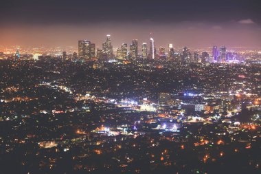 Los Angeles, Kaliforniya, ABD, güzel süper geniş açı gece hava görünümünü şehir bölge, dağlar ve Griffith Park gözlem gözlem güverteden görülen şehir ötesinde