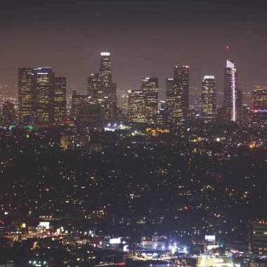 Los Angeles, Kaliforniya, ABD, güzel süper geniş açı gece hava görünümünü şehir bölge, dağlar ve Griffith Park gözlem gözlem güverteden görülen şehir ötesinde