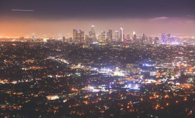 Los Angeles, Kaliforniya, ABD, güzel süper geniş açı gece hava görünümünü şehir bölge, dağlar ve Griffith Park gözlem gözlem güverteden görülen şehir ötesinde