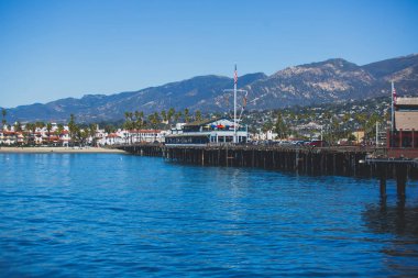 Santa Barbara okyanus açık yürüyüş, plaj ve marina, avuç içi ve dağlar, Santa Ynez dağlar ve Pasifik Okyanusu, Santa Barbara county, California, Amerika Birleşik Devletleri, güneşli yaz da güzel görünümü