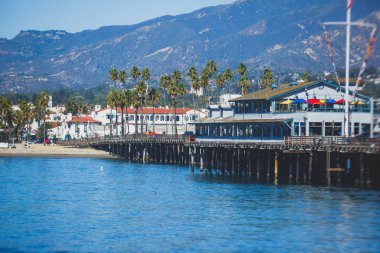 Santa Barbara okyanus açık yürüyüş, plaj ve marina, avuç içi ve dağlar, Santa Ynez dağlar ve Pasifik Okyanusu, Santa Barbara county, California, Amerika Birleşik Devletleri, güneşli yaz da güzel görünümü