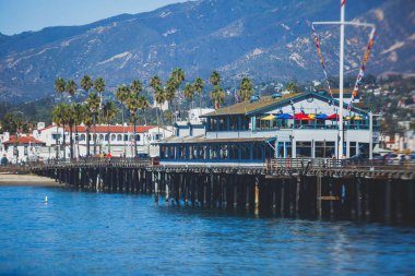 Santa Barbara okyanus açık yürüyüş, plaj ve marina, avuç içi ve dağlar, Santa Ynez dağlar ve Pasifik Okyanusu, Santa Barbara county, California, Amerika Birleşik Devletleri, güneşli yaz da güzel görünümü