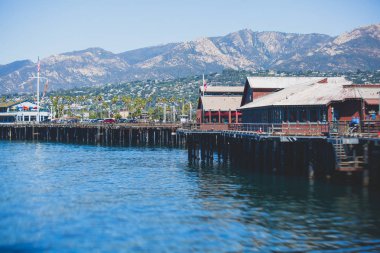 Santa Barbara okyanus açık yürüyüş, plaj ve marina, avuç içi ve dağlar, Santa Ynez dağlar ve Pasifik Okyanusu, Santa Barbara county, California, Amerika Birleşik Devletleri, güneşli yaz da güzel görünümü