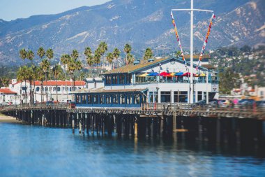 Santa Barbara okyanus açık yürüyüş, plaj ve marina, avuç içi ve dağlar, Santa Ynez dağlar ve Pasifik Okyanusu, Santa Barbara county, California, Amerika Birleşik Devletleri, güneşli yaz da güzel görünümü