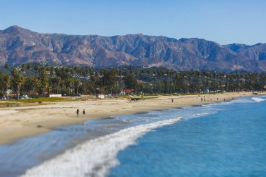 Santa Barbara okyanus açık yürüyüş, plaj ve marina, avuç içi ve dağlar, Santa Ynez dağlar ve Pasifik Okyanusu, Santa Barbara county, California, Amerika Birleşik Devletleri, güneşli yaz da güzel görünümü