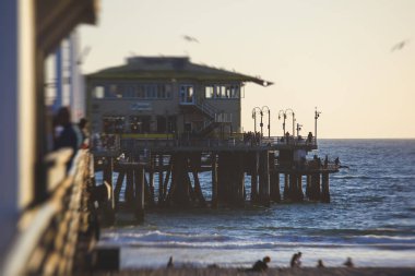 Plaj, eğlence parkı, mağazalar ve restoranlar, Los Angeles, California, Amerika Birleşik Devletleri, Americ ile tarihi Santa Monica pier görünümünü