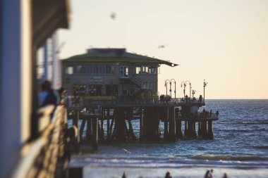 Plaj, eğlence parkı, mağazalar ve restoranlar, Los Angeles, California, Amerika Birleşik Devletleri, Americ ile tarihi Santa Monica pier görünümünü