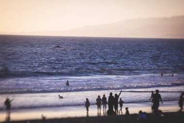Plaj, eğlence parkı, mağazalar ve restoranlar, Los Angeles, California, Amerika Birleşik Devletleri, Americ ile tarihi Santa Monica pier görünümünü
