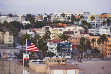 Plaj, eğlence parkı, mağazalar ve restoranlar, Los Angeles, California, Amerika Birleşik Devletleri, Americ ile tarihi Santa Monica pier görünümünü