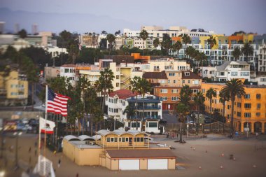 Plaj, eğlence parkı, mağazalar ve restoranlar, Los Angeles, California, Amerika Birleşik Devletleri, Americ ile tarihi Santa Monica pier görünümünü