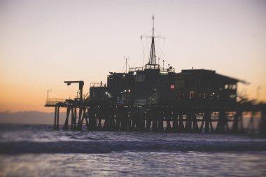 Plaj, eğlence parkı, mağazalar ve restoranlar, Los Angeles, California, Amerika Birleşik Devletleri, Americ ile tarihi Santa Monica pier görünümünü