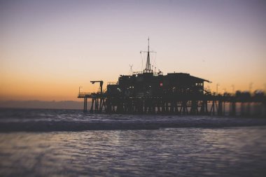 Plaj, eğlence parkı, mağazalar ve restoranlar, Los Angeles, California, Amerika Birleşik Devletleri, Americ ile tarihi Santa Monica pier görünümünü