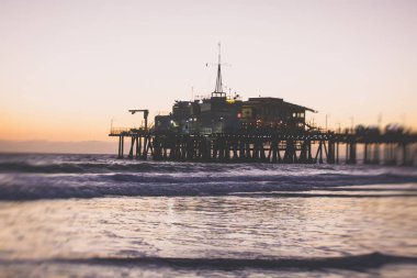 Plaj, eğlence parkı, mağazalar ve restoranlar, Los Angeles, California, Amerika Birleşik Devletleri, Americ ile tarihi Santa Monica pier görünümünü