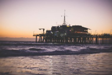 Plaj, eğlence parkı, mağazalar ve restoranlar, Los Angeles, California, Amerika Birleşik Devletleri, Americ ile tarihi Santa Monica pier görünümünü