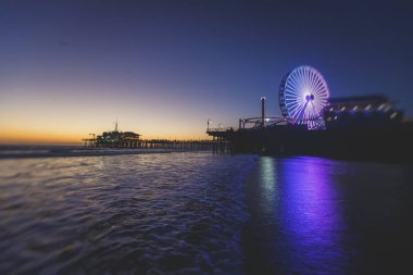 Plaj, eğlence parkı, mağazalar ve restoranlar, Los Angeles, California, Amerika Birleşik Devletleri, Americ ile tarihi Santa Monica pier görünümünü