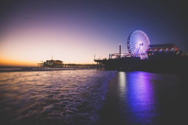 Plaj, eğlence parkı, mağazalar ve restoranlar, Los Angeles, California, Amerika Birleşik Devletleri, Americ ile tarihi Santa Monica pier görünümünü