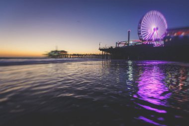 Plaj, eğlence parkı, mağazalar ve restoranlar, Los Angeles, California, Amerika Birleşik Devletleri, Americ ile tarihi Santa Monica pier görünümünü