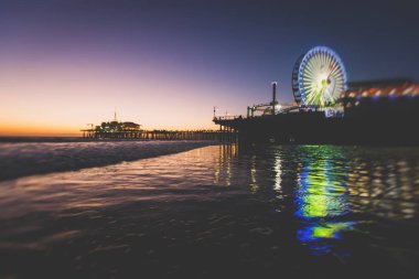 Plaj, eğlence parkı, mağazalar ve restoranlar, Los Angeles, California, Amerika Birleşik Devletleri, Americ ile tarihi Santa Monica pier görünümünü