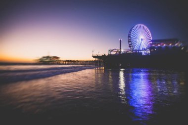 Plaj, eğlence parkı, mağazalar ve restoranlar, Los Angeles, California, Amerika Birleşik Devletleri, Americ ile tarihi Santa Monica pier görünümünü