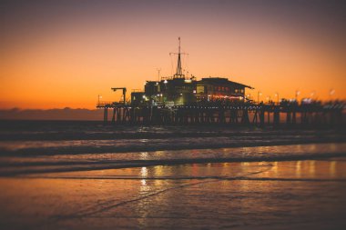 Plaj, eğlence parkı, mağazalar ve restoranlar, Los Angeles, California, Amerika Birleşik Devletleri, Americ ile tarihi Santa Monica pier görünümünü