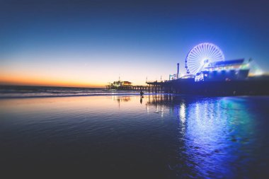 Plaj, eğlence parkı, mağazalar ve restoranlar, Los Angeles, California, Amerika Birleşik Devletleri, Americ ile tarihi Santa Monica pier görünümünü