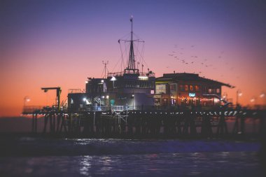 Plaj, eğlence parkı, mağazalar ve restoranlar, Los Angeles, California, Amerika Birleşik Devletleri, Americ ile tarihi Santa Monica pier görünümünü