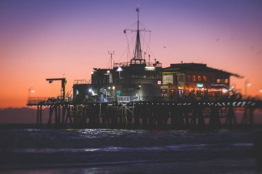 Plaj, eğlence parkı, mağazalar ve restoranlar, Los Angeles, California, Amerika Birleşik Devletleri, Americ ile tarihi Santa Monica pier görünümünü
