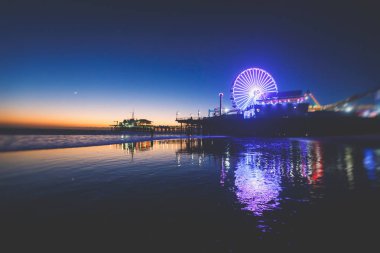 Plaj, eğlence parkı, mağazalar ve restoranlar, Los Angeles, California, Amerika Birleşik Devletleri, Americ ile tarihi Santa Monica pier görünümünü