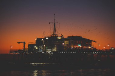 Plaj, eğlence parkı, mağazalar ve restoranlar, Los Angeles, California, Amerika Birleşik Devletleri, Americ ile tarihi Santa Monica pier görünümünü